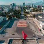 Македонската амбасада во Тирана за нашите државјани што ќе летуваат во Албанија објави телефонски броеви за итни случаи