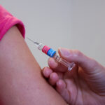 Во Британија, на пациенти се тестира вакцина против меланом – може да спречи и рак на бели дробови, мочен меур и бубрези