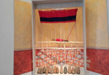 Реплика на антички разбој со оригинални тегови изложена во Градскиот музеј во Крива Паланка