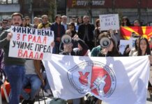 Студентите од ФИНКИ поставија импровизирана училница на протестот пред Владата