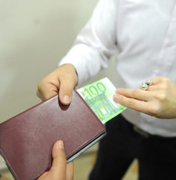 Пет лица осомничени за корупција, Мицкоски вели дека такво однесување нема да се толерира