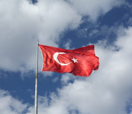 Турција нареди 83 апсења поради објави што ги величат пукањата во училиштата