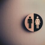 Во ресторани и канцеларии во Велика Британија ќе бидат забранети нови родово неутрални тоалети