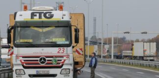 Во Србија камионџиите блокираат 15 гранични премини