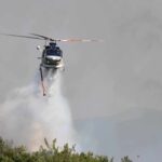 (ВИДЕО) Хеликоптерот на МВР фрли над 40 тони вода врз пожарот во Дојран