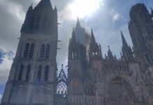 Гори кулата на готската катедрала во францускиот град Руан