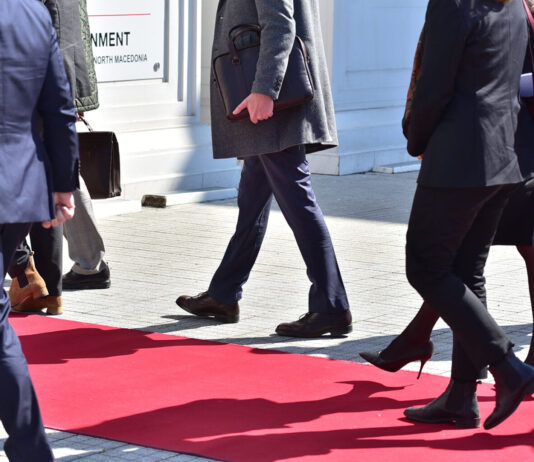 Кукавичини јајца во дипломатијата