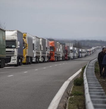 Камионџиите од Србија и БиХ продолжуваат со блокадите
