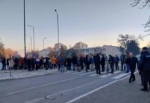 Протест на родители пред ООУ „Љупен Лапе“ во Аеродром, бараат да се реши проблемот со небезбедната крстосница