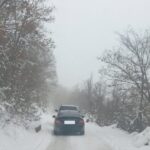 Сообраќајот низ државните патишта се одвива во зимски услови, сите патни правци се проодни