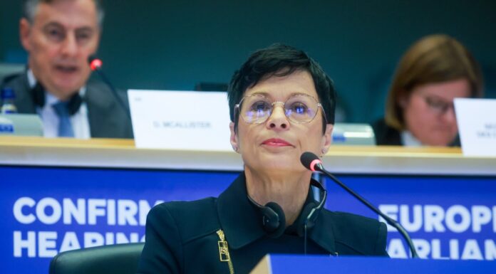 Потребни се посилни механизми против назадувањето на новите членки на ЕУ, истакна Кос