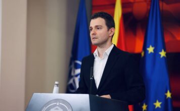 Ахмети живее во фолклорот од пред 20 години, вели Муцунски за барањето за избор на Влада со „Бадентер“