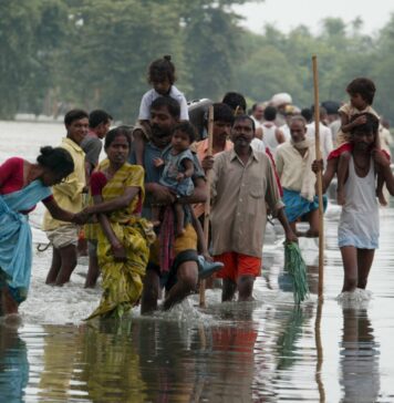 Најмалку 750 мртви во поплавите и лизгањето на земјиштето во Непал heavy rains in India and Nepal