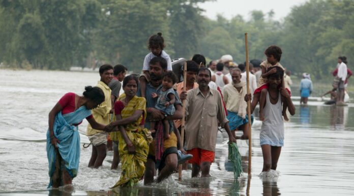 Најмалку 750 мртви во поплавите и лизгањето на земјиштето во Непал heavy rains in India and Nepal