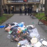 Протестантите во знак на незадоволство истурија комунален отпад пред влезот на општина Кичево