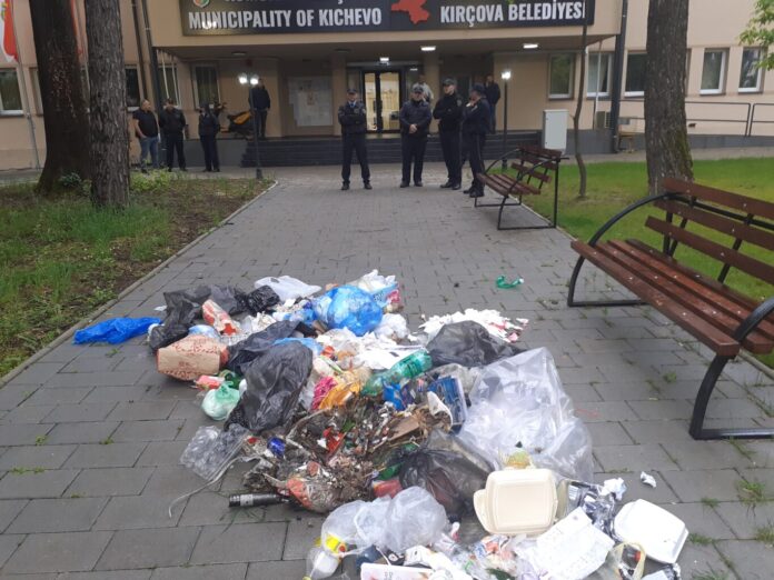 Protestants poured municipal waste in front of the entrance of the Municipality of Kicevo as a sign of dissatisfaction
