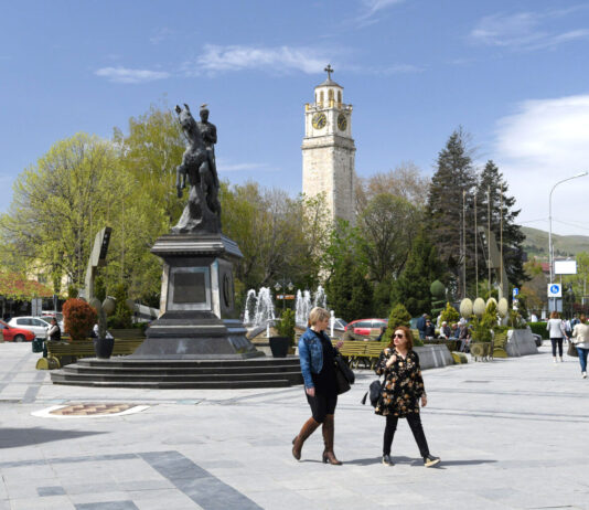 Во Битола се сруши стара куќа, оштетени неколку возила