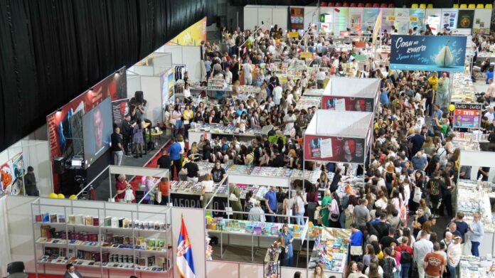 Kilometer queues for the Fitzk Book Fair, the author signed books for six hours