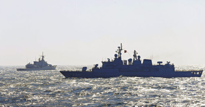 Maritime maneuvers to « show muscle »