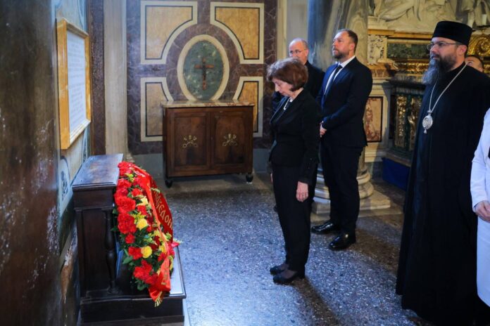 Siljanovska – Davkova laid a wreath in front of the Macedonian -language memorial plaque in the Santa Maria Maggiore Basilica in Rome
