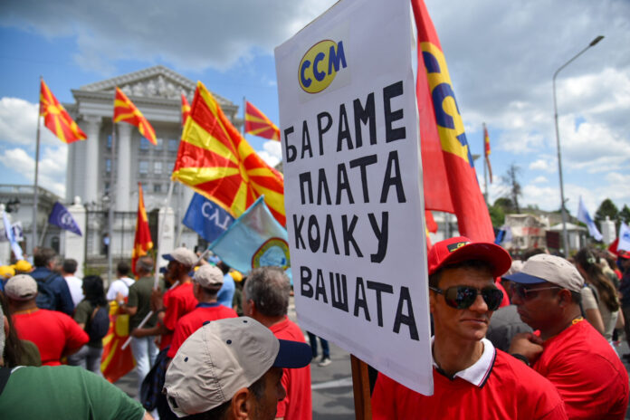 Syndical May Protest ends in front of government – dignified salaries for dignified life