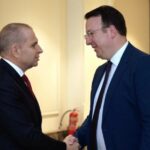 Средба на Николоски со бугарскиот колега Караџов, договорена нова средба за придвижување на работите на железничкиот Коридор 8
