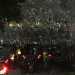 Тензично во центарот на Белград – полицијата одговори на провокации и напади од дел од демонстрантите