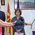 Шокантно е што луѓе кои се декларирале како Македонци сега да ја сменат определбата под притисок на економските потреби, вели Давкова