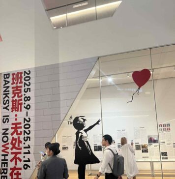 Кинезите сега можат во живо да го видат славното „Девојче со балон“