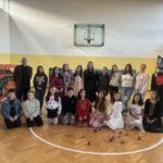 Претставата „Црвенкапа“ прозвучи на влашки јазик во ООУ „Никола Карев“ во Крушево