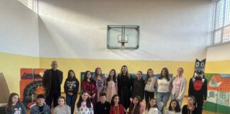 Претставата „Црвенкапа“ прозвучи на влашки јазик во ООУ „Никола Карев“ во Крушево