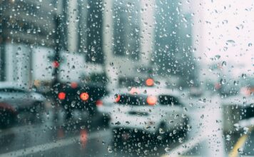 Следните денови променливо облачно со повремен дожд и потопло