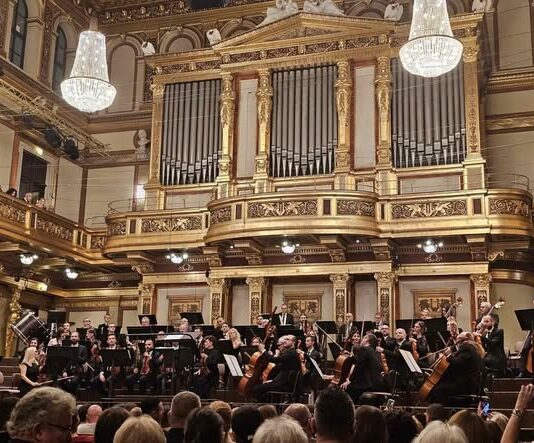 Преполна сала, стоечки овации: Виена на нозе со огромен аплауз за македонската Филхармонија