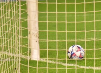 Почетен удар од рагби, долги аути и високи деветки – фудбалот се враќа на основите?