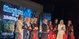 Учителот не носи наметка,  но создава магија