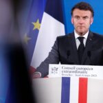 И натаму опаѓа рејтингот на Макрон