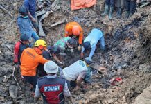 Бројот на жртви во поплавите и лизгањата на земјиштето на островот Суматра достигна 248 flood and slide on land Sumatra