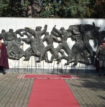 Делегации положија цвеќе на Партизанските гробишта по повод Денот на ослободувањето на Скопје