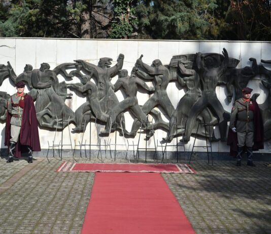 Делегации положија цвеќе на Партизанските гробишта по повод Денот на ослободувањето на Скопје