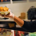 Популарните „чикен нагетс“ или пилешки медалјони се полни со адитиви