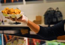 Популарните „чикен нагетс“ или пилешки медалјони се полни со адитиви