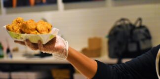 Популарните „чикен нагетс“ или пилешки медалјони се полни со адитиви