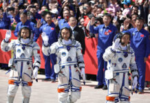 Екипажот на кинеското вселенско летало „Шенжоу-20“ се врати на Земјата