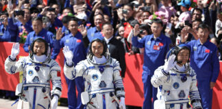 Екипажот на кинеското вселенско летало „Шенжоу-20“ се врати на Земјата