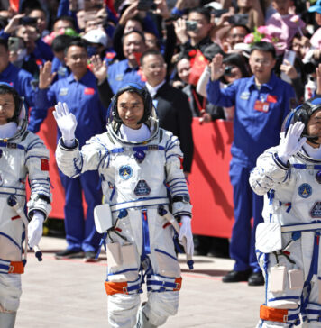 Екипажот на кинеското вселенско летало „Шенжоу-20“ се врати на Земјата