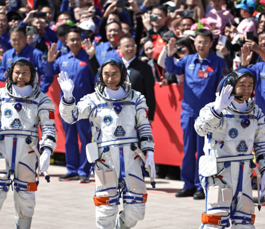 Екипажот на кинеското вселенско летало „Шенжоу-20“ се врати на Земјата