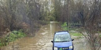 Извлечени две лица што со автомобил заглавиле во надојдената вода на Пчиња
