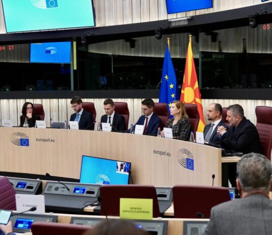 Европската Унија треба да ги оствари ветувањата, а не само да испорачува барања