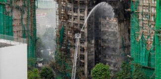 Истрагата за пожарот во Хонг Конг откри небезбедна мрежа на градилиште, уапсени 11 лица