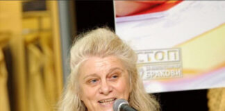 Две непознати суштества: новинарка води интервју со вештачка интелигенција од иднината